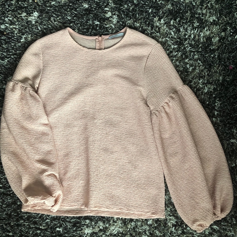 Blouse w/ balloon sleeves